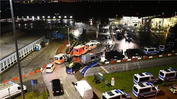 Polizeifahrzeuge und Krankenwagen sind am Flughafen in Hamburg im Einsatz.