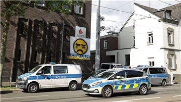 Polizeifahrzeuge vor dem Don-Bosco-Gymnasium. Hier wollte der  16-jährige deutschen Schüler ein „Massaker“ anrichten (Archivbild).