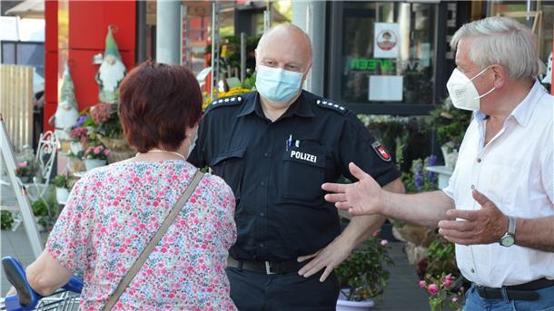 Polizeihauptkommissar Thomas Teuber steht vor einem Discounter in Zeven und erläutert Kunden, wie sie ihre Wertsachen vor Taschendieben schützen. Er ist bei der Polizeiinspektion Rotenburg für Prävention zuständig. Die steigende Zahl an Taschendiebstählen beschäftigt ihn derzeit besonders.