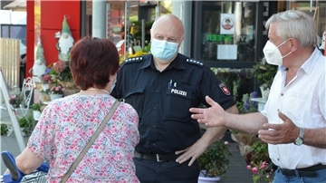 Polizeihauptkommissar Thomas Teuber steht vor einem Discounter in Zeven und erläutert Kunden, wie sie ihre Wertsachen vor Taschendieben schützen. Er ist bei der Polizeiinspektion Rotenburg für Prävention zuständig. Die steigende Zahl an Taschendiebstählen beschäftigt ihn derzeit besonders.