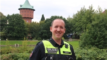 Polizeikommissar Jan Abbes vor dem Cuxhavener Wasserturm – ein Mann, der hinter der Uniform Mensch bleibt.