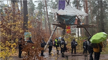 Polizeikräfte sind im Protestcamp der Tesla-Gegner in Grünheide bei Berlin im Einsatz. Die Polizei beendete heute die Besetzung des Waldstücks und entschied, dass die Versammlung aufgelöst wird. 