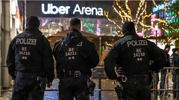 Polizeikräfte stehen vor der Partie Alba gegen Maccabi vor der Arena am Berliner Ostbahnhof.