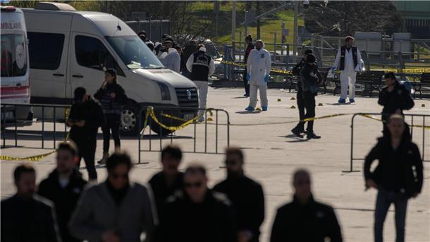 Istanbul: Zwei Angreifer vor Gerichtsgebäude getötet Polizeikräfte untersuchen den Ort, an dem die zwei Angreifer getötet wurden. Das Gebäude war bereits in der Vergangenheit Schauplatz für bewaffnete Übergriffe.