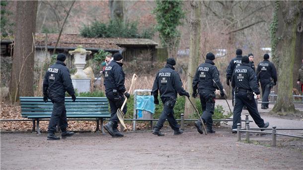 Getötete Fünfjährige - Mögliche Tatwaffe gefunden Polizisten am 22. Februar bei einer Durchsuchung des Bürgerparks in Pankow.