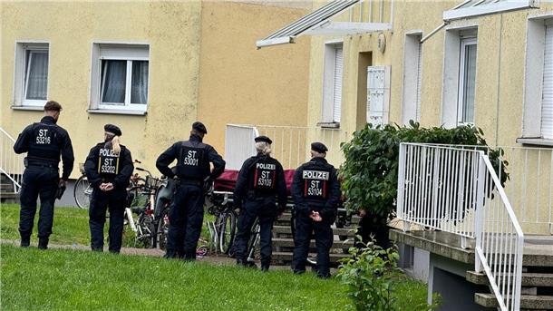 Polizisten am Einsatzort in Wolmirstedt in Sachsen-Anhalt.