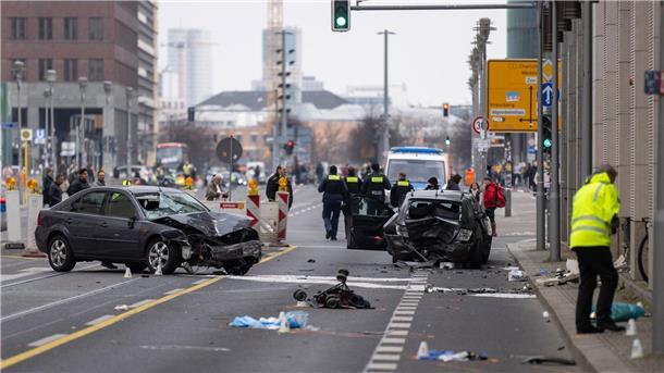 Schwerer Unfall in Berlin - Nach Mutter stirbt auch Kind Polizisten an der Unfallstelle auf der Leipziger Straße in Berlin.