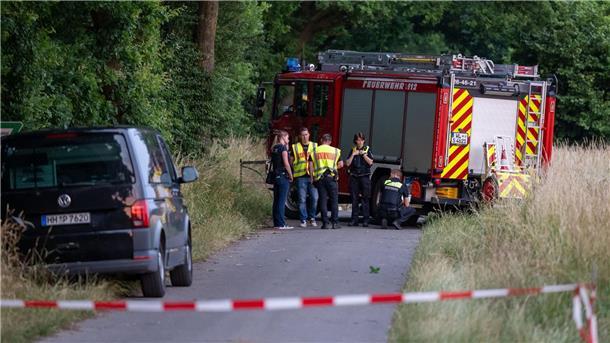Vater-Kind-Zeltlager endet mit Tragödie Polizisten arbeiten an der Unfallstelle, die sich hinter dem Feuerwehrfahrzeug befindet.