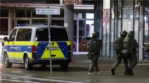 Polizisten auf dem Bürgersteig nahe der Apotheke.