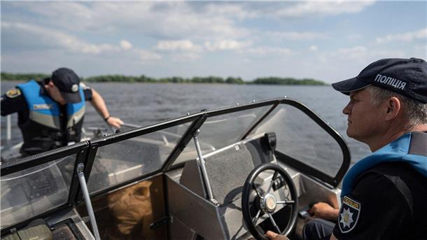 UN zu Dammzerstörung: Frage nach Kriegsverbrechen zu früh Polizisten bei der Patrouille im Bereich des Kachowka-Stausees am Fluss Dnipro.