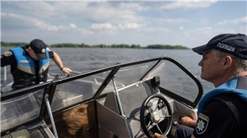 Polizisten bei der Patrouille im Bereich des Kachowka-Stausees am Fluss Dnipro.