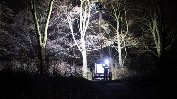 Polizisten beleuchten im Dunkeln einen Ort an einem Park in Pankow. Das vermisste vierjährige Mädchen aus Berlin ist tot. Es sei am Abend mit Verletzungen von Passanten im Bürgerpark Pankow gefunden worden, sagte ein Polizeisprecher.