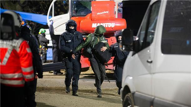 Abrissbagger in Lützerath - Widerstand bröckelt Polizisten bringen einen Klimaaktivisten weg. Es war eine weitgehend ruhige Nacht im Protestdorf Lützerath.