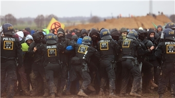 Polizisten drängen Demonstranten am Rande des Braunkohletagebaus bei Lützerath zurück. Die Polizei habe „hochprofessionell“ gearbeitet, so NRW-Innenminister Reul.