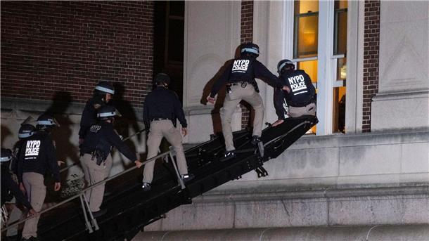 Campus-Proteste: Räumung in New York, Ausschreitungen in LA Polizisten dringen in das obere Stockwerk der Hamilton Hall auf dem Campus der Columbia University in New York ein.