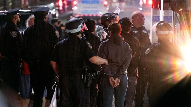 Campus-Proteste: Räumung in New York, Ausschreitungen in LA Polizisten führen Studentinnen und Studenten ab, die sich an den Protesten beteiligt haben.