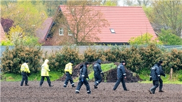 Polizisten gehen auf der Suche nach dem sechsjährigen Arian über ein Feld rund um den Wohnort Elm.