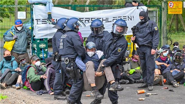 Polizisten gehen gegen eine Blockade an der Zufahrt zum Flugplatz Neuhardenberg vor.