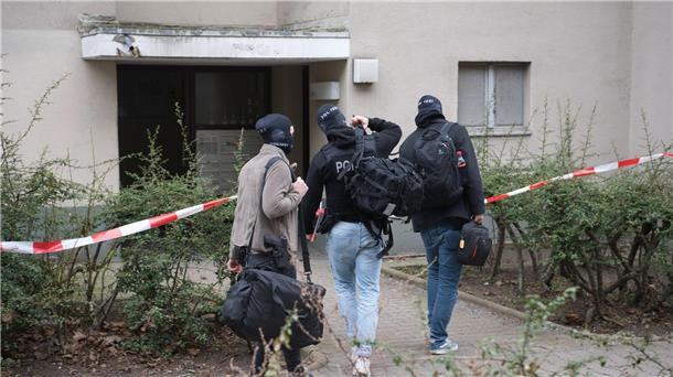 Frühere RAF-Terroristin Klette schweigt - Waffen gefunden Polizisten gehen in das Wohnhaus von Daniela Klette in Berlin-Kreuzberg.