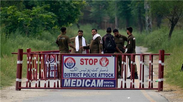 Polizisten haben in Attock eine Straße verbarrikadiert, die zum Bezirksgefängnis, wo Pakistans Ex-Premier Imran Khan inhaftiert ist.