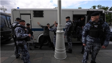 Polizisten halten einen Demonstranten auf dem Puschkinskaja-Platz in Moskau fest.