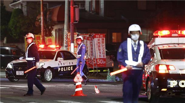 Polizisten in Nakano in der Nähe eines Gebäudes, in dem sich der Täter Mann verschanzt hat.