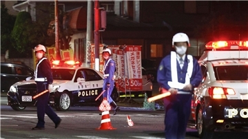 Japan: Menschen mit Gewehr und Messer attackiert - drei Tote Polizisten in Nakano in der Nähe eines Gebäudes, in dem sich der Täter Mann verschanzt hat.