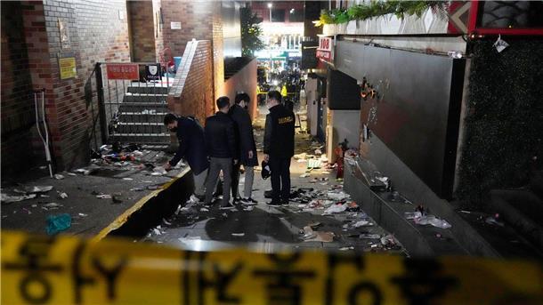Polizisten inspizieren den Schauplatz, an dem Menschen in Seoul bei Halloween-Feiern gestorben sind.