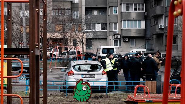 Wieder externe Stromzufuhr für AKW Saporischschja Polizisten inspizieren in Kiew ein Auto nach einem Raketenangriff.