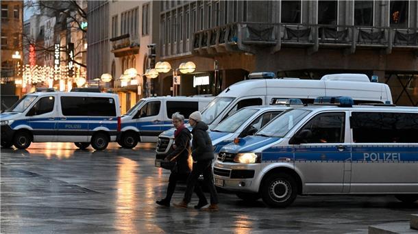 Mögliche Anschlagspläne: Polizei erhöht Schutz am Kölner Dom Polizisten kontrollieren am Eingang des Kölner Doms den Beginn der Frühmesse am Weihnachtstag.