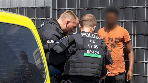 Polizisten kontrollieren am Rande des Eritrea-Festivals in Gießen eine Person.