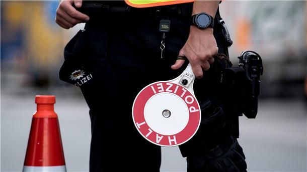 Polizisten kontrollieren an einem Grenzgebiet.