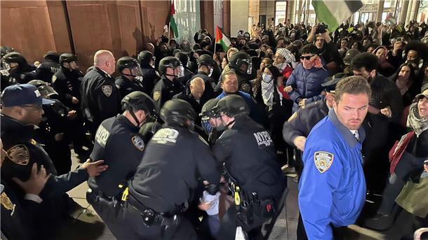 US-Unis wegen Gaza-Krieg im Ausnahmezustand Polizisten nehmen auf dem Campus der New York University pro-palästinensische Demonstranten fest.