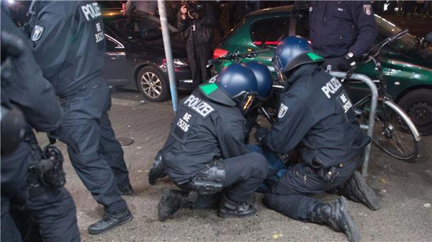 Krawalle mit Böllern und Steinen in Berlin - Pro-Palästina Polizisten nehmen einen Teilnehmer einer verbotenen Pro-Palästina-Demonstration in der Sonnenallee fest.