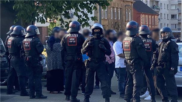 Polizisten schirmen nach der Massenschlägerei am Donnerstag eine Personengruppe ab. In der darauffolgenden Nacht versammelte sich erneut eine größere Gruppe von Menschen in der Innenstadt von Castrop-Rauxel.