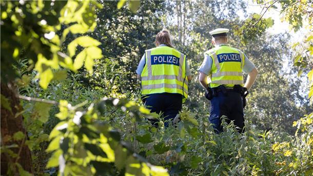Generalbundesanwalt ermittelt zu Brandstiftungen bei Bahn Polizisten sichern am 8. September einen möglichen Tatort an einem Bahndamm im Hamburger Stadtteil Lokstedt.