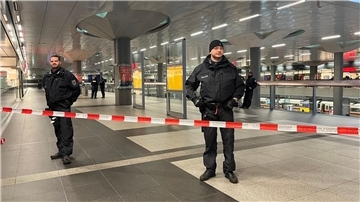 Polizisten sicherten am Samstag einen Teil des Berliner Hauptbahnhofs.