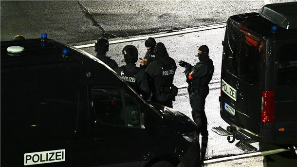 Polizisten sind am Flughafen im Einsatz.