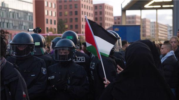 Polizisten sind am vergangenen Sonntag bei einer verbotenen Pro-Palästina-Demonstration am Potsdamer Platz in Berlin im Einsatz.