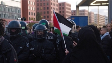 Polizisten sind am vergangenen Sonntag bei einer verbotenen Pro-Palästina-Demonstration am Potsdamer Platz in Berlin im Einsatz.