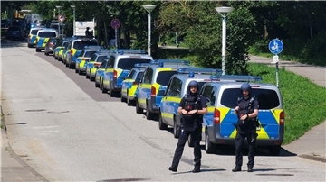 Polizisten sind im Einsatz bei einer Bedrohungslage an einem Schulzentrum in Lübeck.