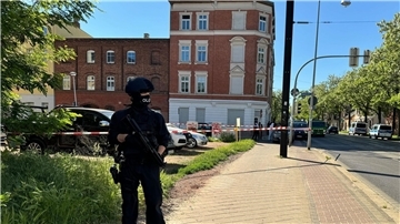 Polizisten sind im Süden von Madgeburg im Einsatz.
