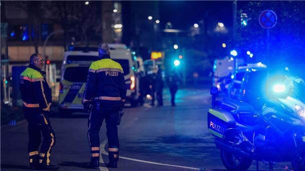 Attacke in Fitnessstudio: 21-Jähriger in akuter Lebensgefahr Polizisten sperren die Straße vor dem Tatort ab.