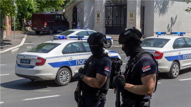 Polizisten sperren in Belgrad den Verkehr an einer Kreuzung in der Nähe der israelischen Botschaft.