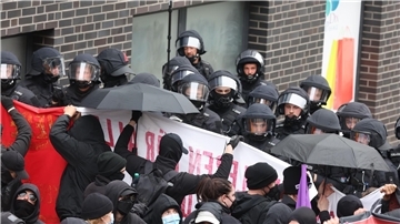 Polizisten stehen am 1. Mai 2023 in Gera Demonstrationsteilnehmern aus der linken Szene gegenüber.