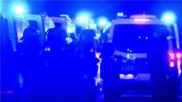 Sachsens Verfassungsschutz: Radikalere Protestbewegungen Polizisten stehen am Abend des 78. Jahrestages der Zerstörung Dresdens im Zweiten Weltkrieg zwischen Gegendemonstranten und einem Zug von Montagsdemonstranten in der Innenstadt.