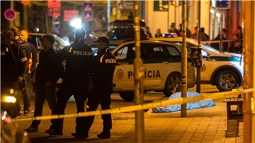Polizisten stehen am Tatort nach Schüssen vor einer Bar in Bratislava.