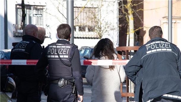 Zwei junge Menschen getötet: Albstadt sucht nach Antworten Polizisten stehen an einem abgesperrten Bereich in Albstadt-Ebingen.