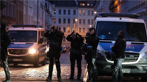 Aufarbeitung: Polizei verteidigt Einsatz zum „Tag X“ Polizisten stehen an einer Kreuzung im Stadtteil Connewitz.