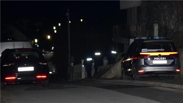 Bewaffneter Deutscher in Österreich erschossen Polizisten stehen auf einer Straße in Österreich.